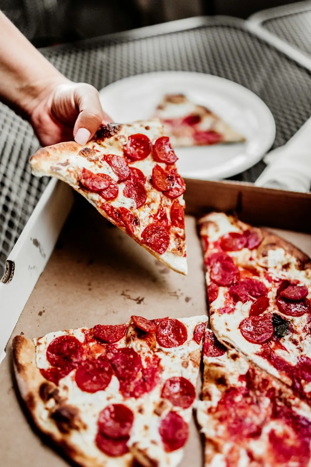 Miért vannak a kerek pizzák négyzet alakú dobozokban?