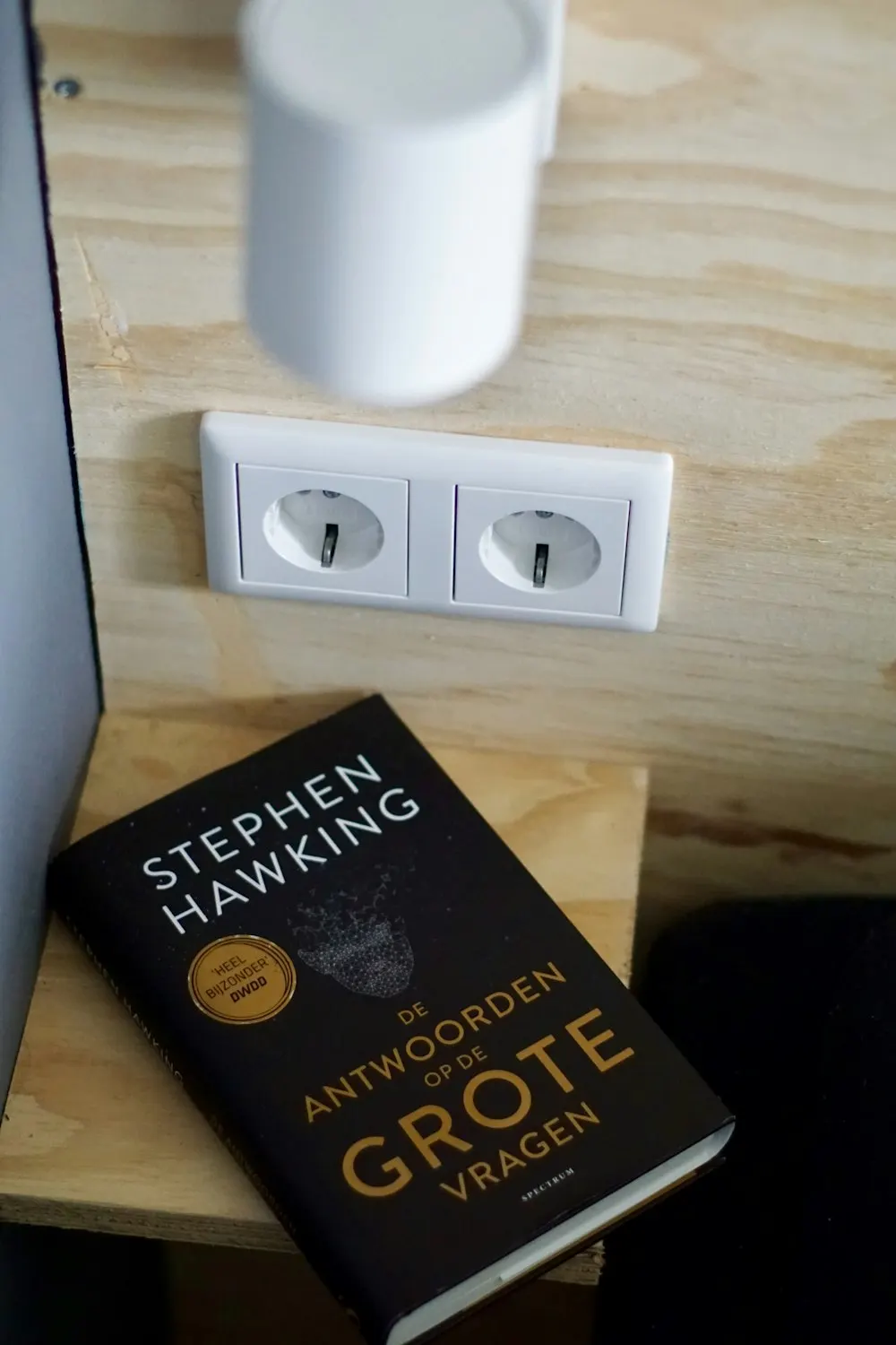 Ki volt Stephen Hawking?