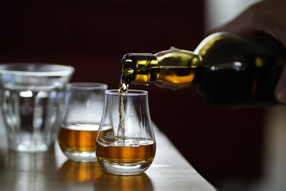 Mi a különbség a skót whisky, a whiskey és a Bourbon között?