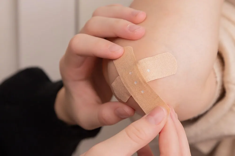 Tényleg kevésbé fáj a ragtapasz gyors letépése?