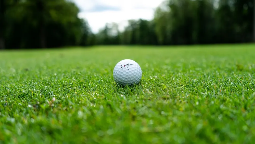 Miért vannak gödröcskék a golflabdákon?