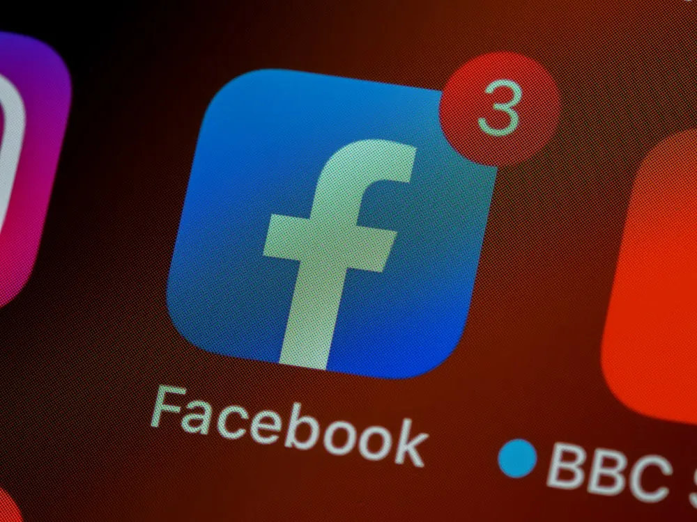 Hogyan használd a sötét módot a Facebookon