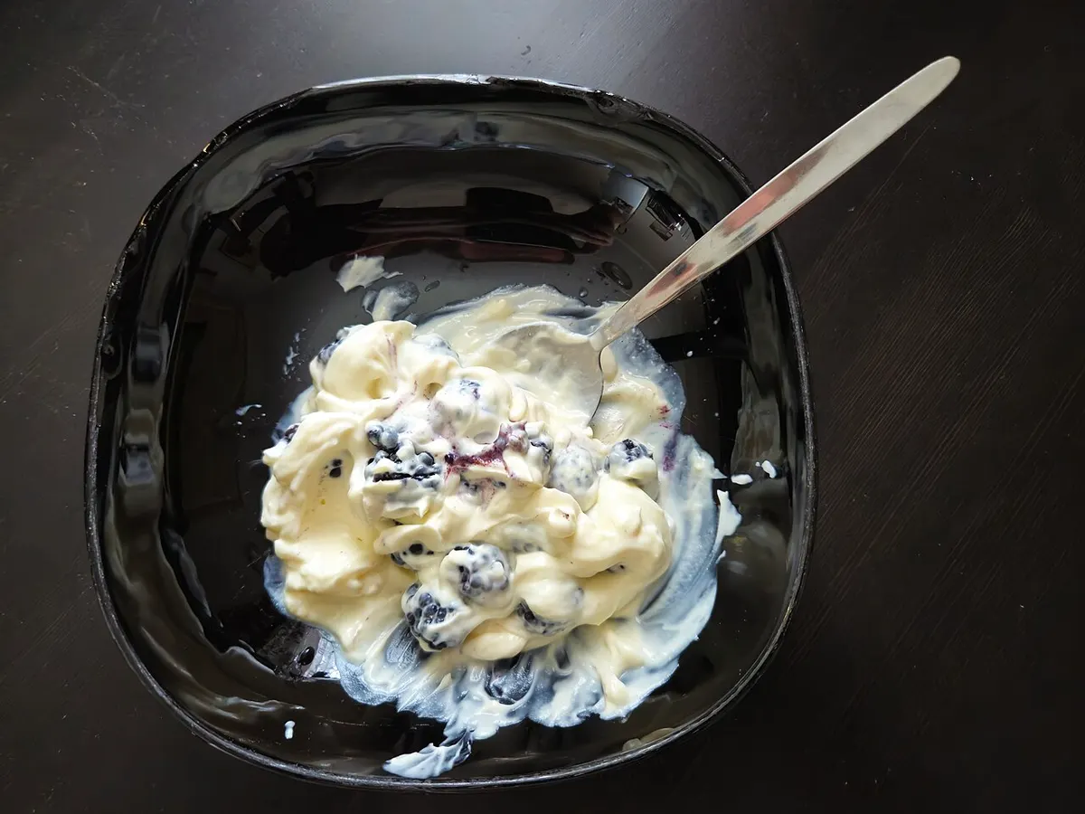 Skyr szederrel egy tálban